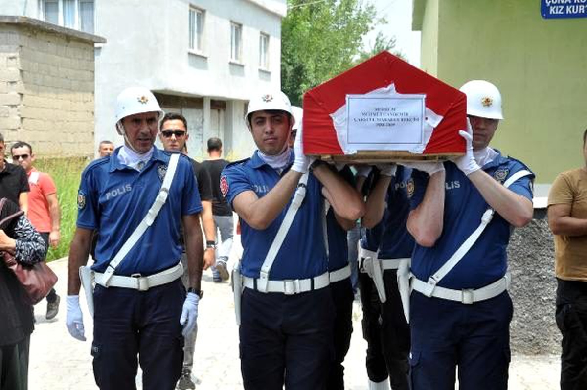 Kazada ölen mahalle bekçisi köyünde toprağa verildi