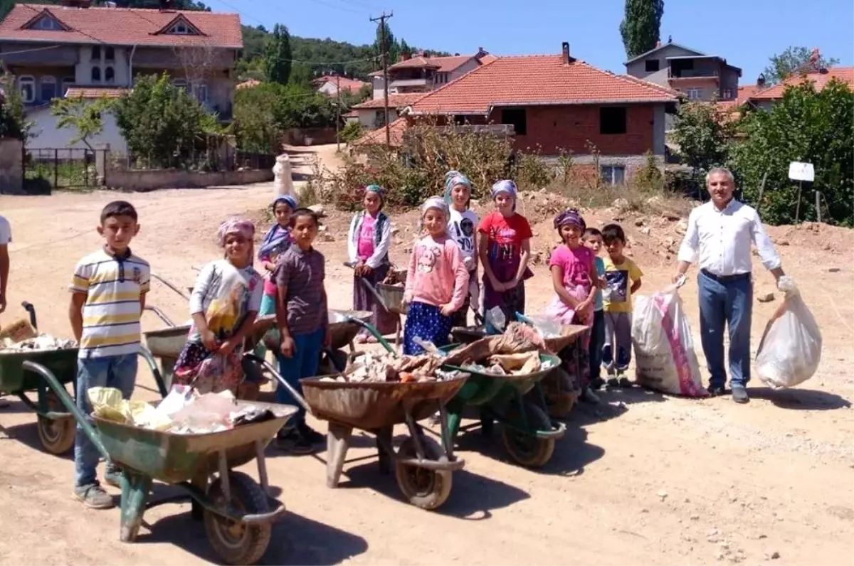 Köy Kuran Kursu öğrencilerinden çevre temizliğine destek