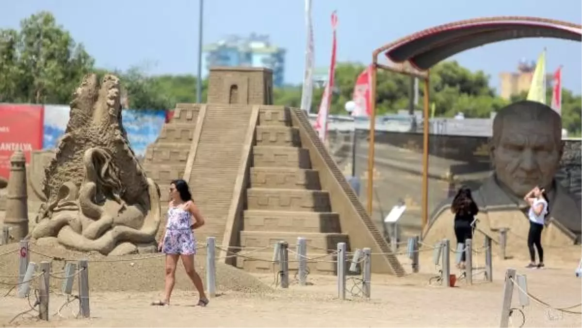 Kum heykellere Orta Doğulu turist ilgisi