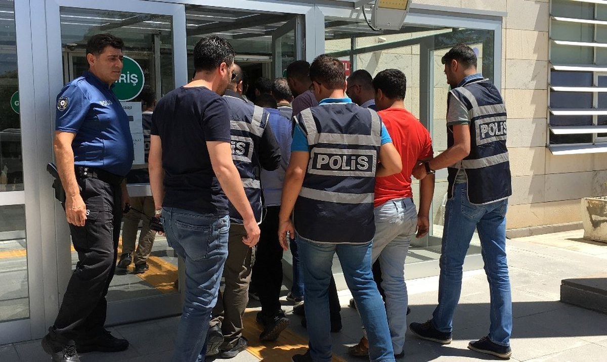 Sahte polisler, 100 bin TL\'lik ziynet eşyası dolandırdı, gerçek polise yakalandı