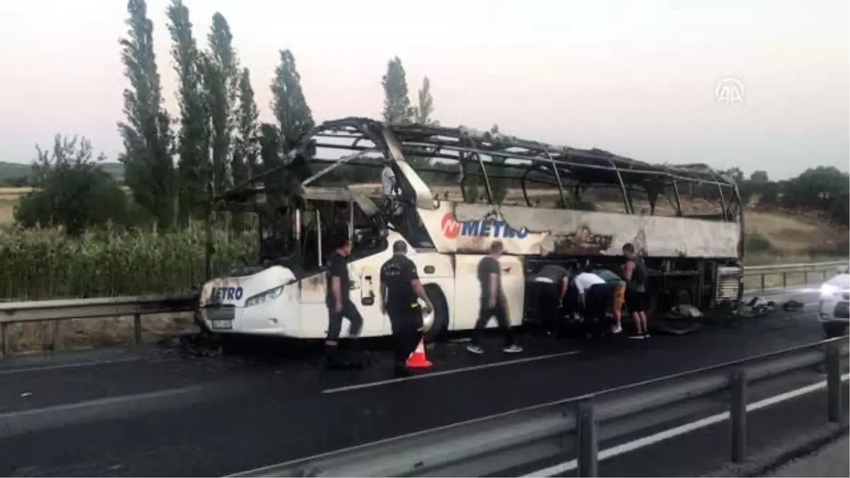 Seyir halindeki yolcu otobüsü yandı (2)