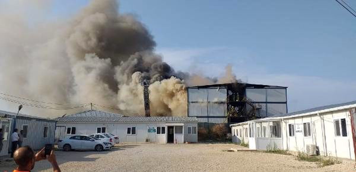 Silivri\'de işçilerin kaldığı konteynerlerde yangın (1)