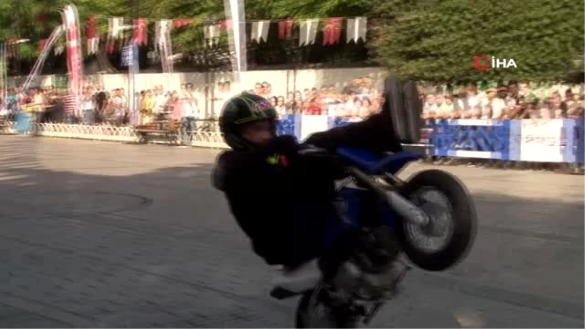 Sultanahmet Meydanı\'nda motosiklet şov