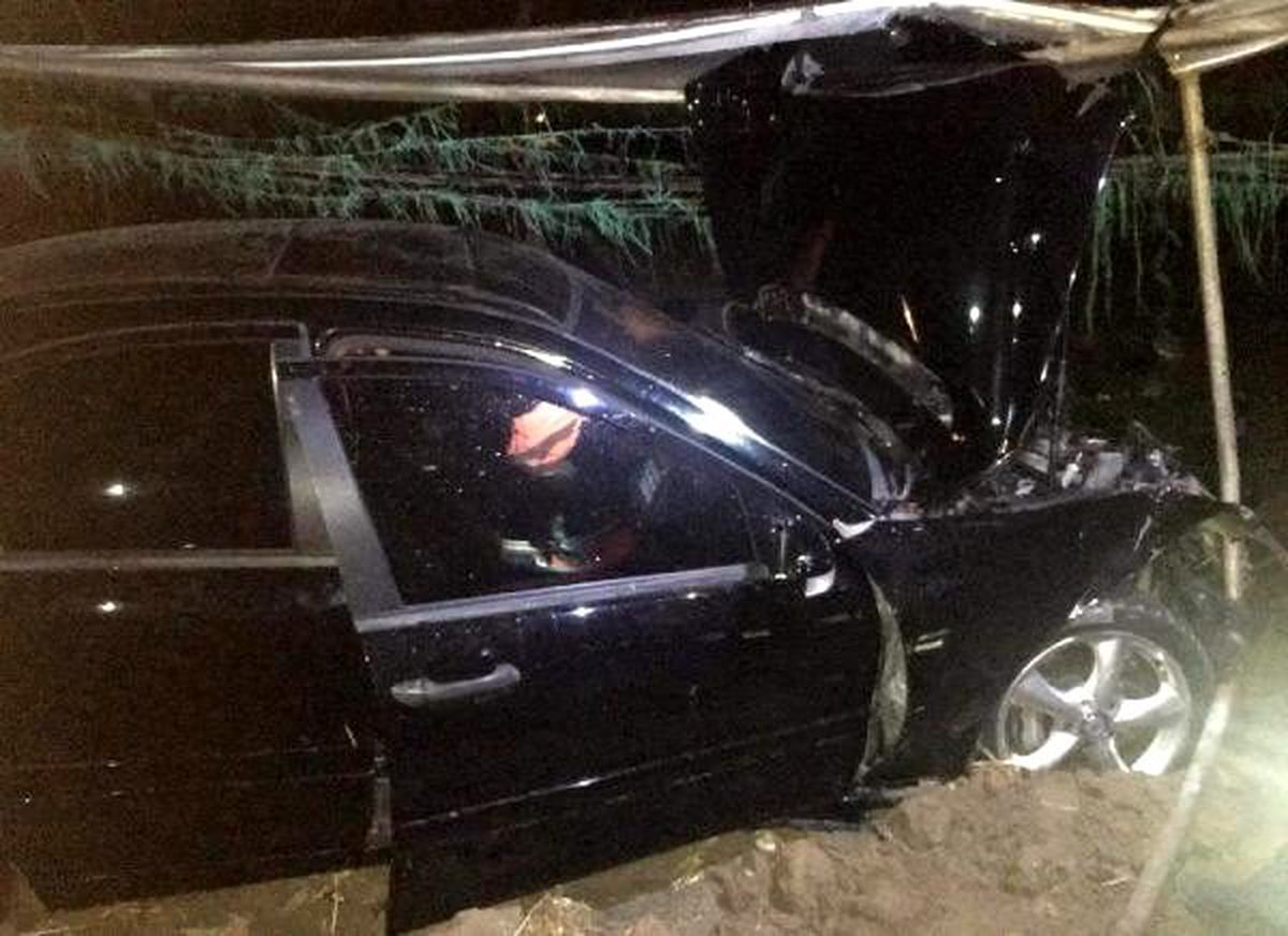 Sürücülerinin yolu karıştırdığı iki otomobil kanala uçtu: 2 yaralı