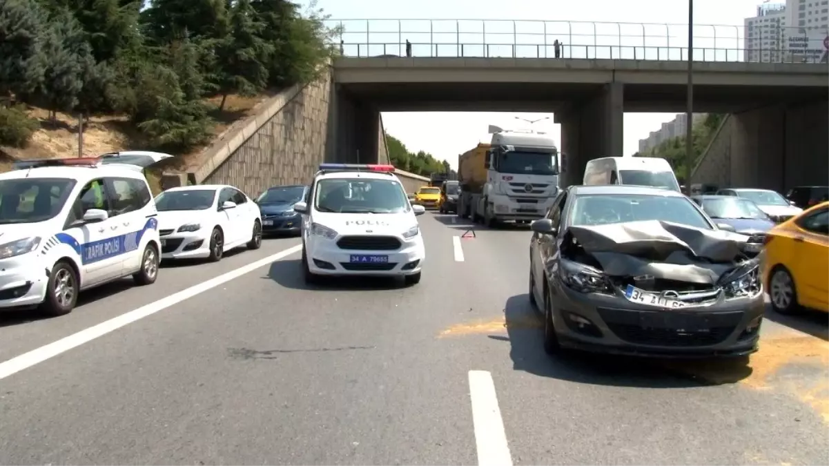 TEM Otoyolunda karşıdan karşıya geçmek isteyen şahsa araç çarptı: 1 ağır yaralı