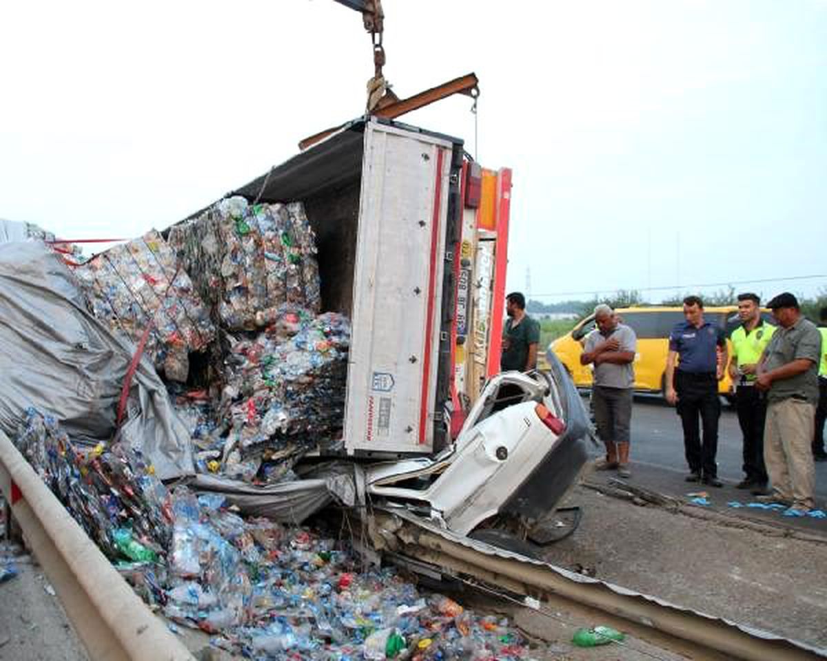 TIR, üzerine devrildiği otomobili sürükledi: 1 ölü, 4 yaralı