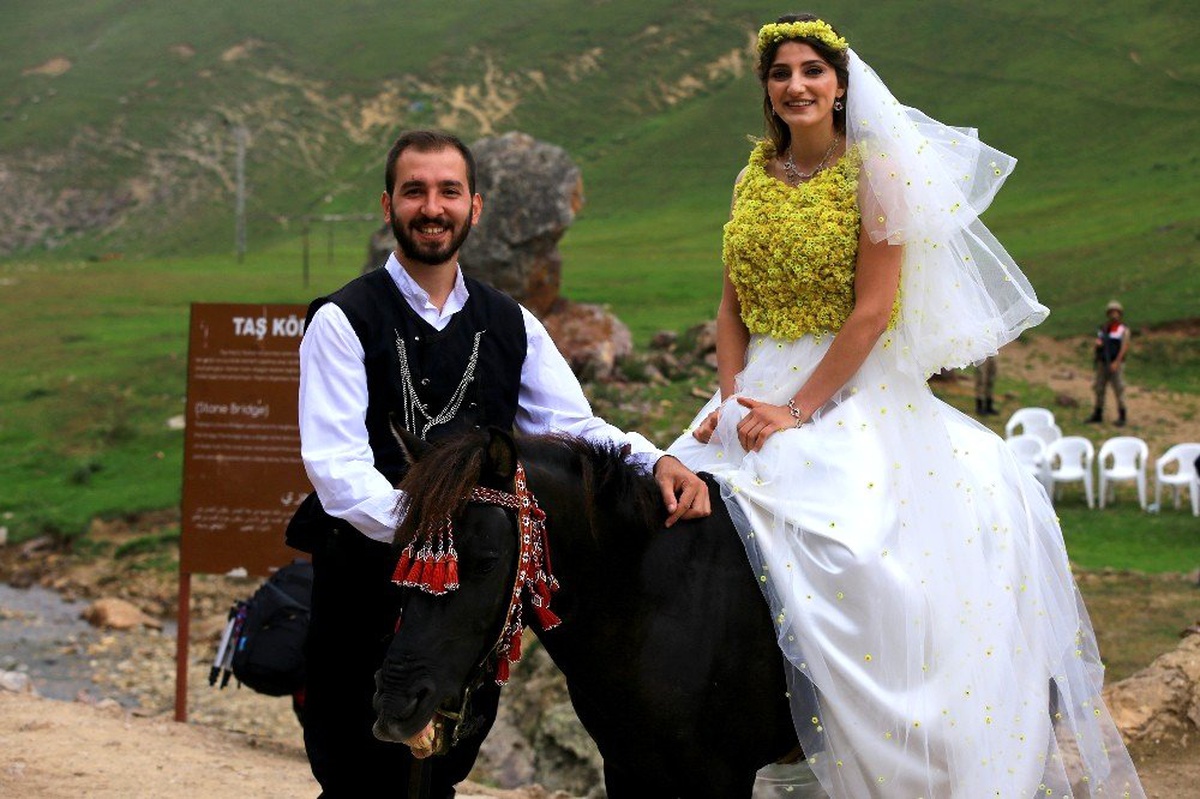 Yayladaki tarihi köprüde defile
