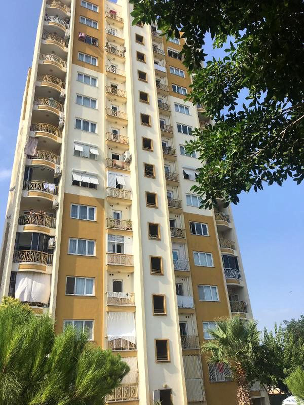 13\'üncü kattan ölüme atladı