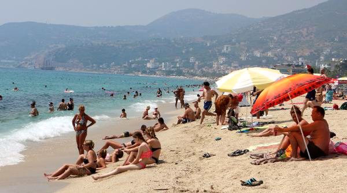 Alanya\'da nemden bunalan sahile koştu