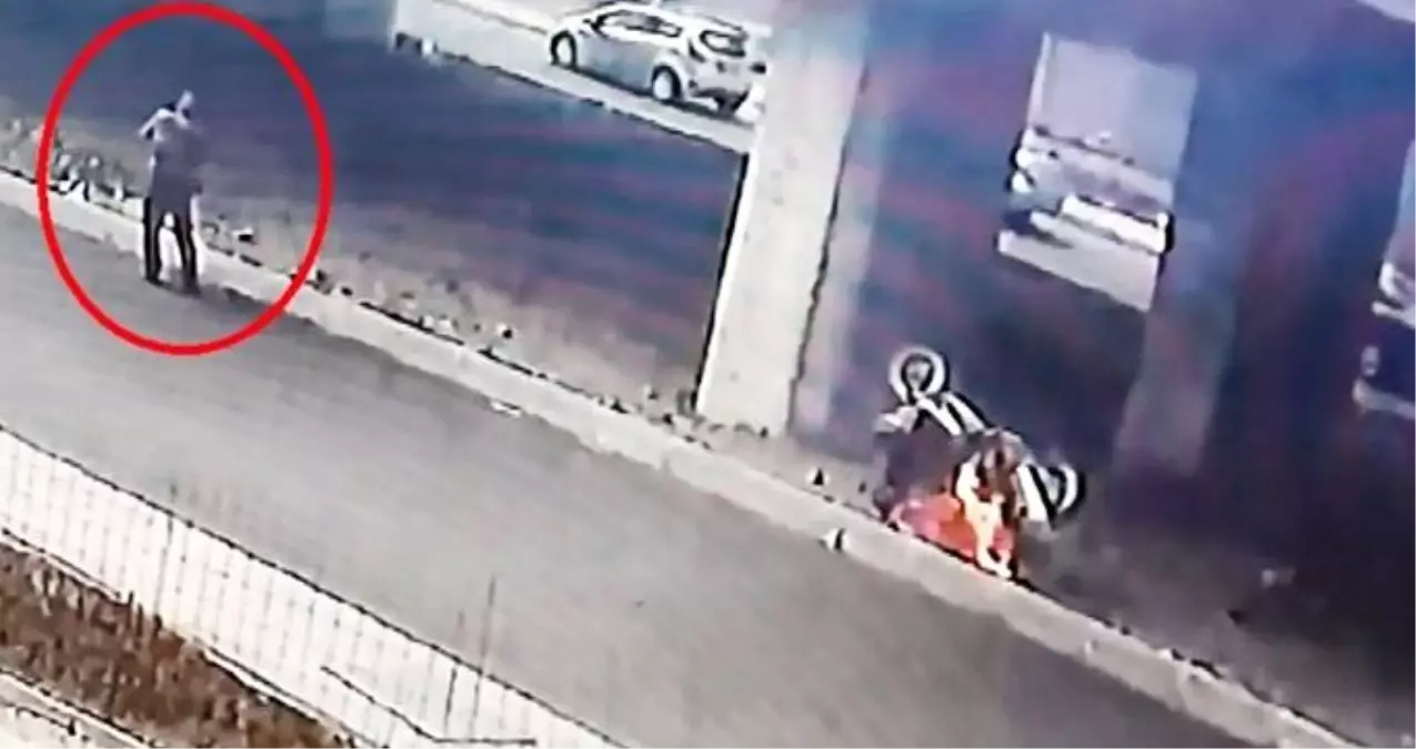 Arızalanan motosikletini yaktı: Alevler yükselirken yürüyerek uzaklaştı