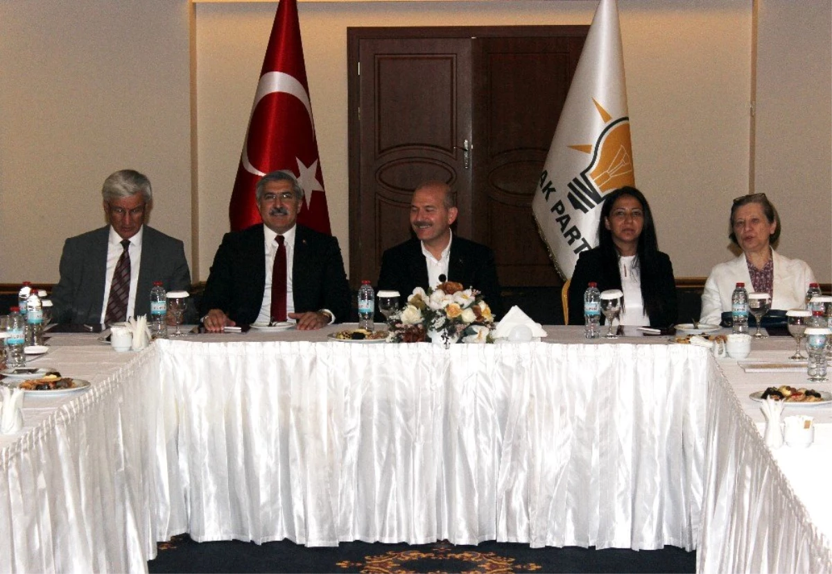 Bakan Soylu Hatay\'da AK Parti\'li belediye başkanlarıyla bir araya geldi