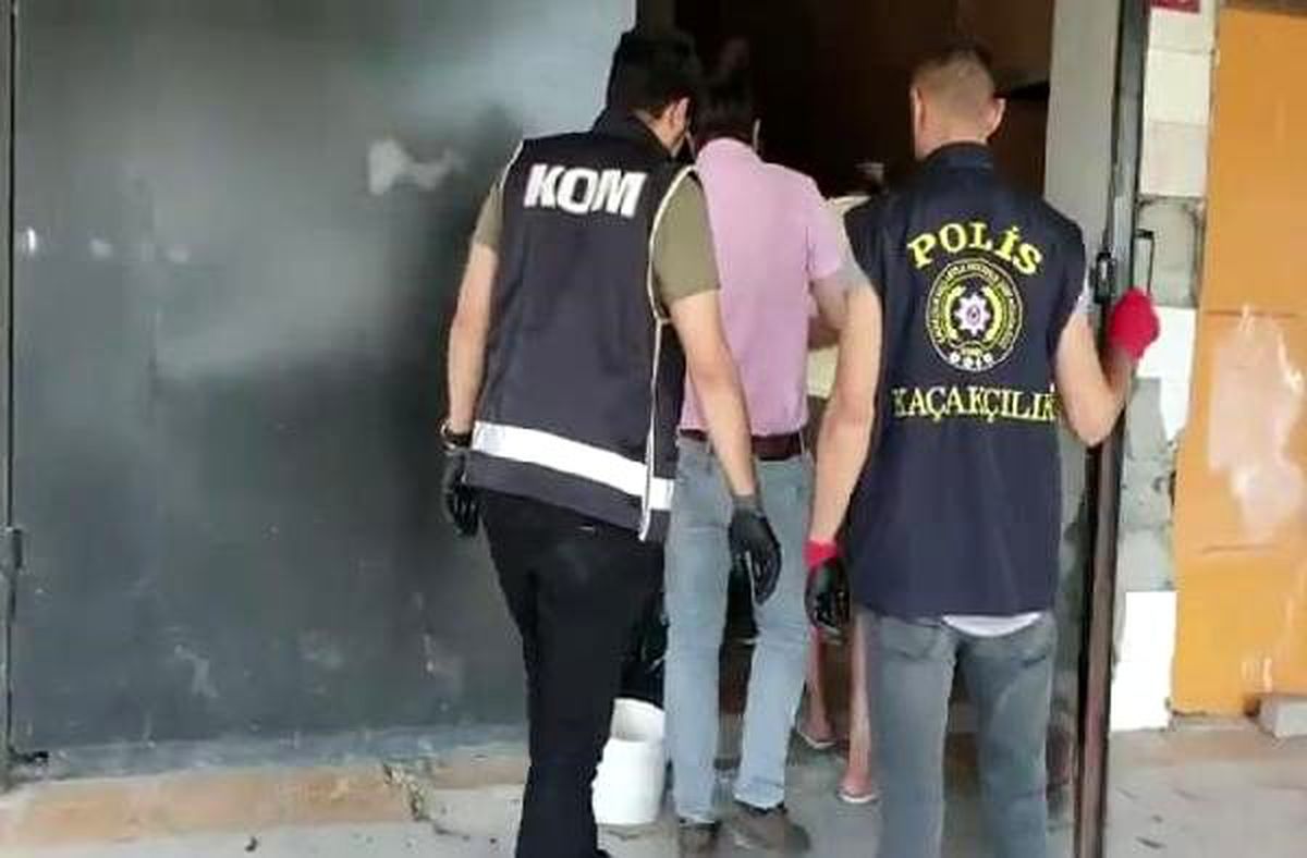 Başakşehir\'de villaya yapılan sahte içki operasyonu kamerada