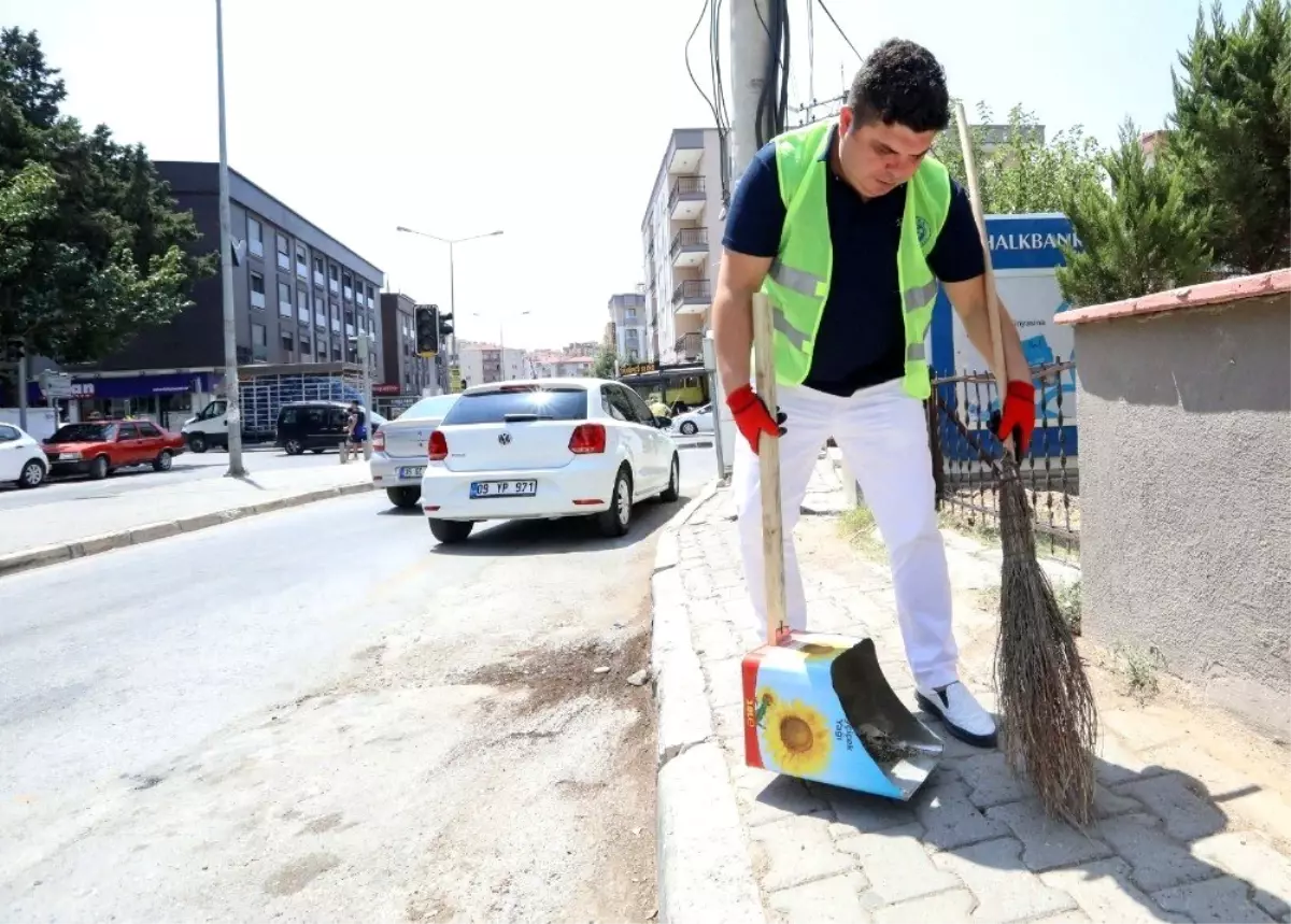 Belediye başkanı eline süpürgeyi aldı, vatandaş şaşırdı kaldı