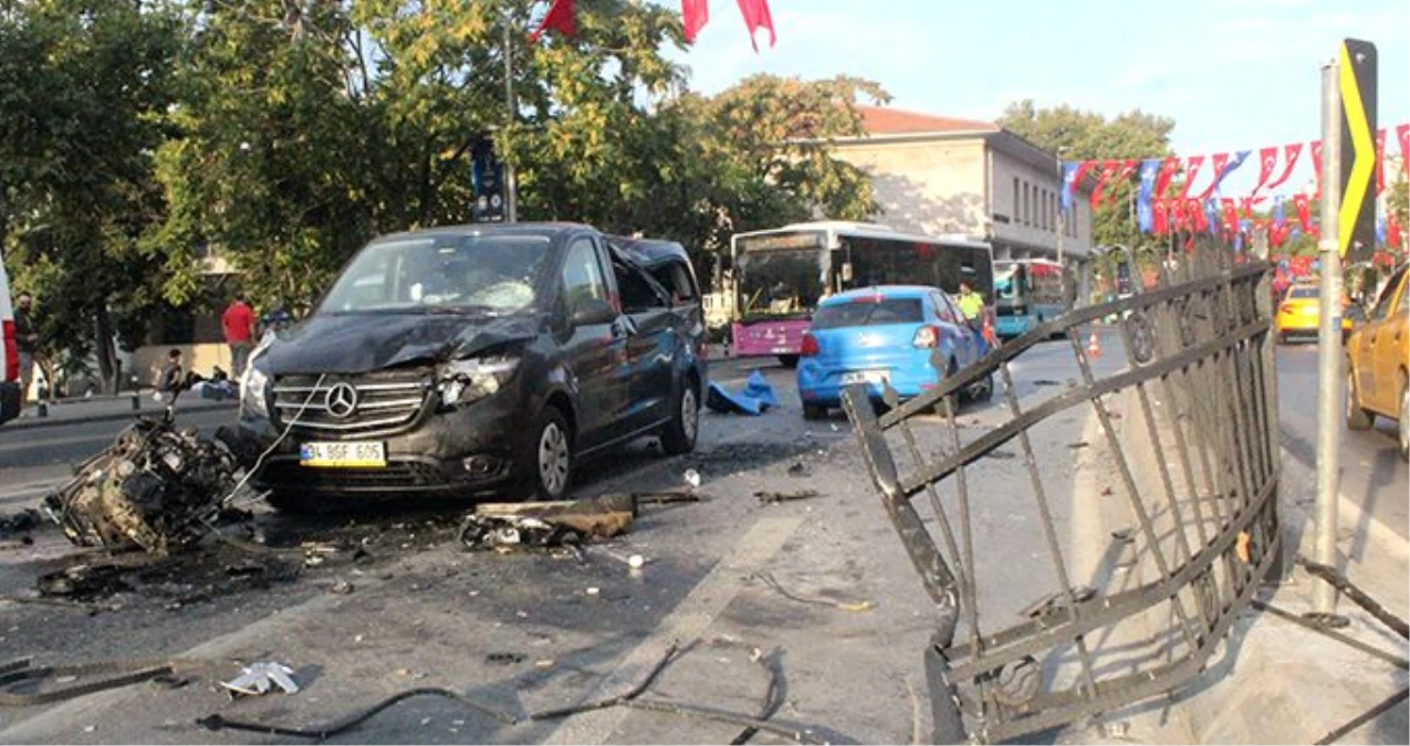 Beşiktaş\'ta minibüse çarparak takla atan otomobilin motoru yola fırladı