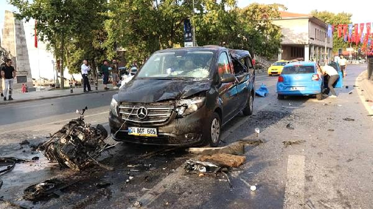 Beşiktaş\'ta takla atan otomobilin motoru yola fırladı