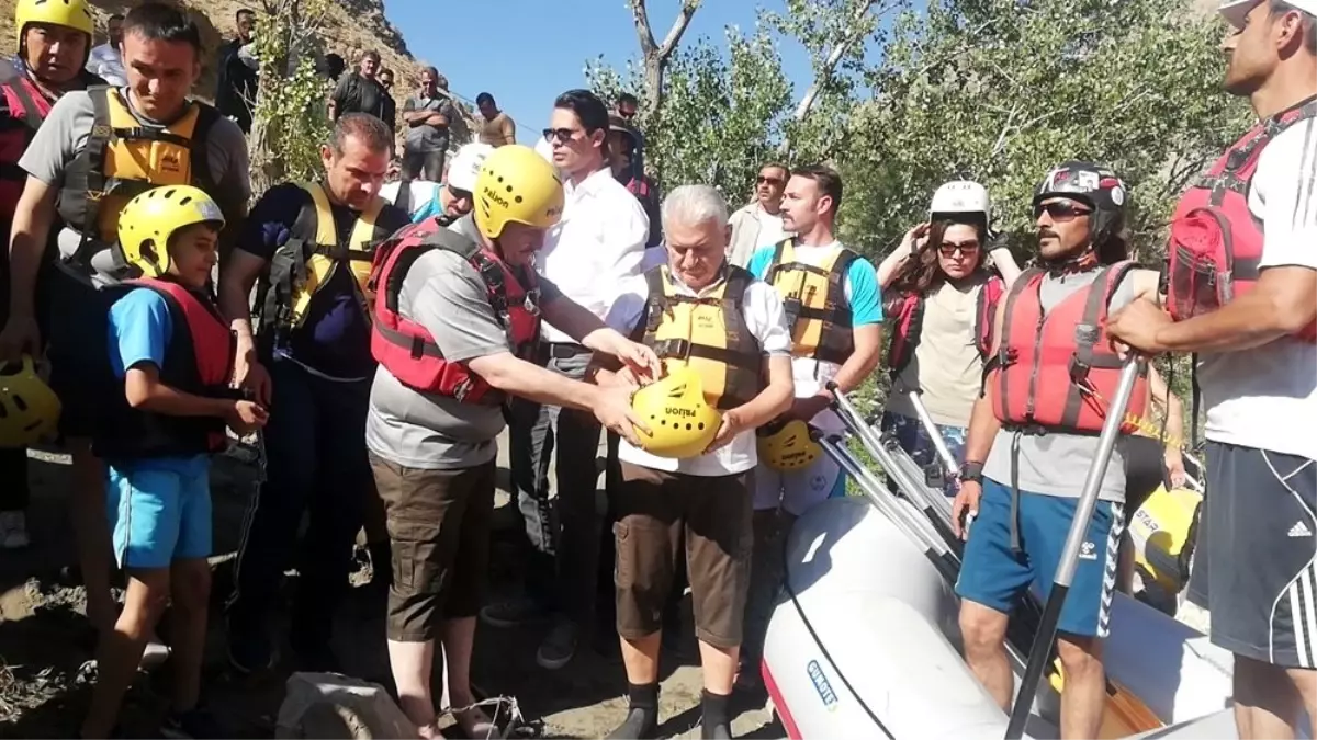 Binali Yıldırım, Erzincan\'da rafting yaptı