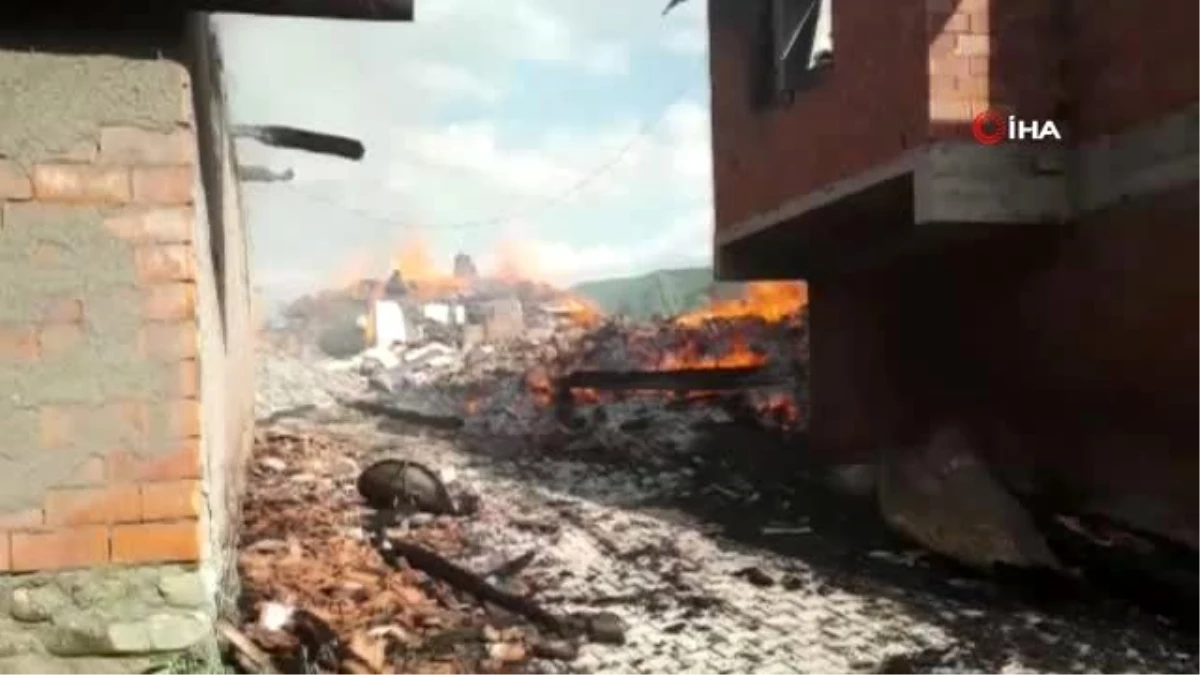 Çorum\'da köy yangını: 7 ev kül oldu