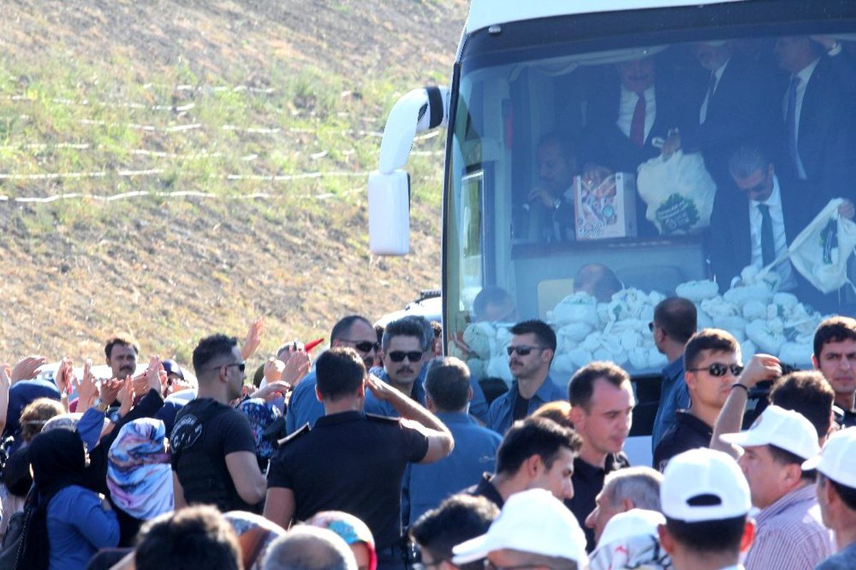 Cumhurbaşkanı çaya davet edenlere çay ikram etti
