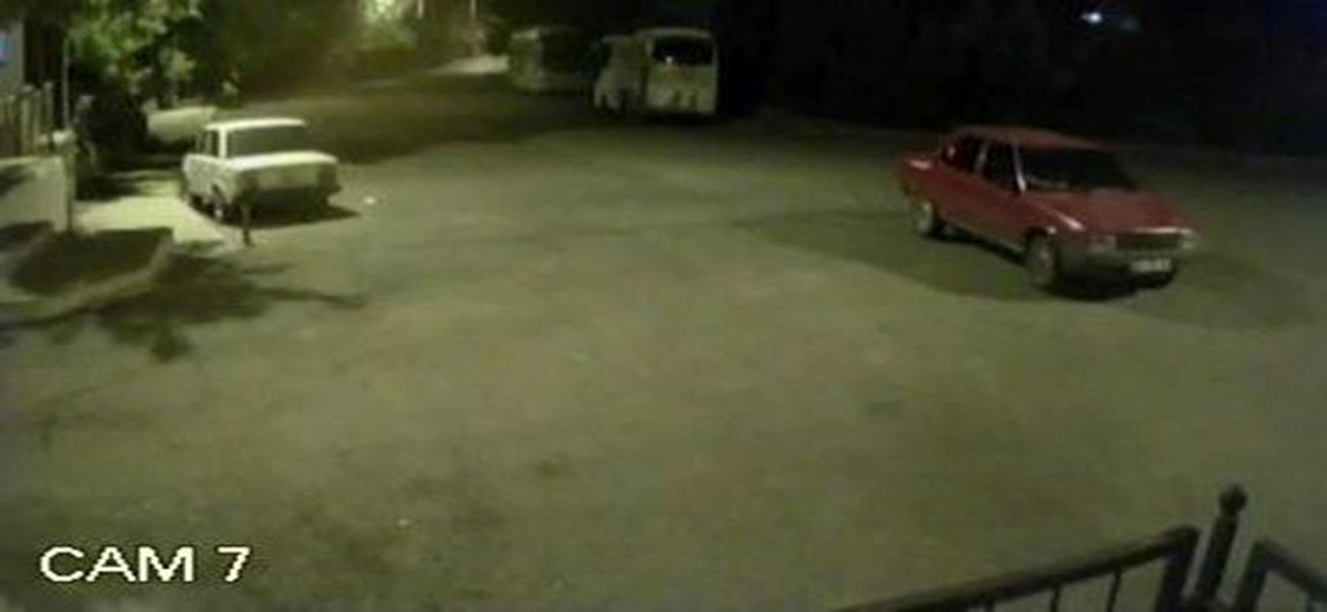 El frenini çekmediği otomobil iki otobüse çarpmaktan son anda kurtuldu
