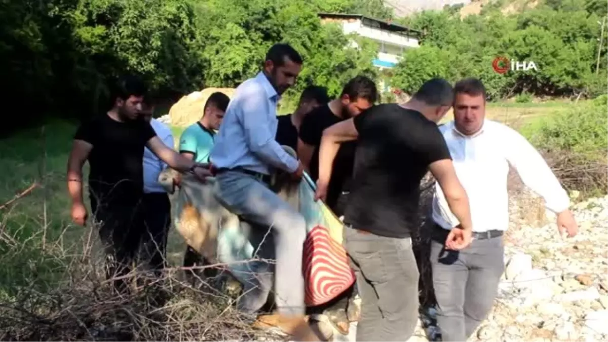 Evine yol olmadığı için battaniye ile ambulansa taşınıyor