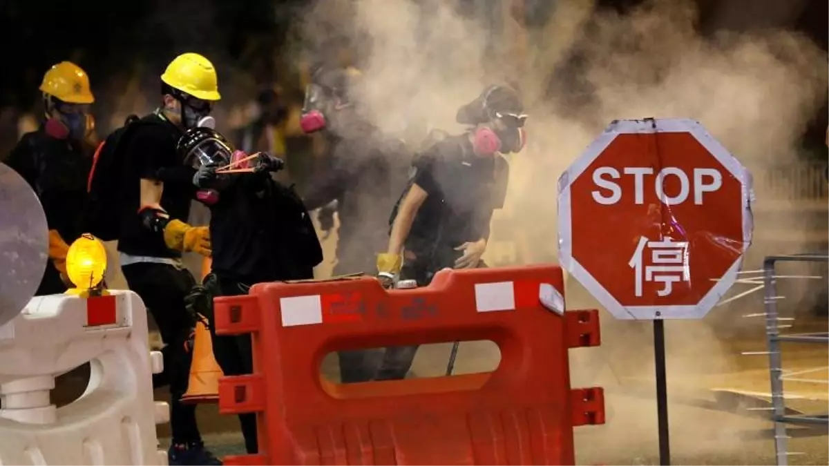 Hong Kong\'da grev hazırlıkları: Protestocular yolları kapadı