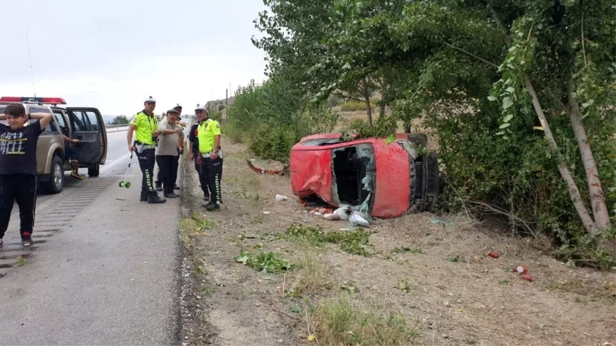 Islak zeminde kontrolden çıkan otomobil takla attı: 4 yaralı