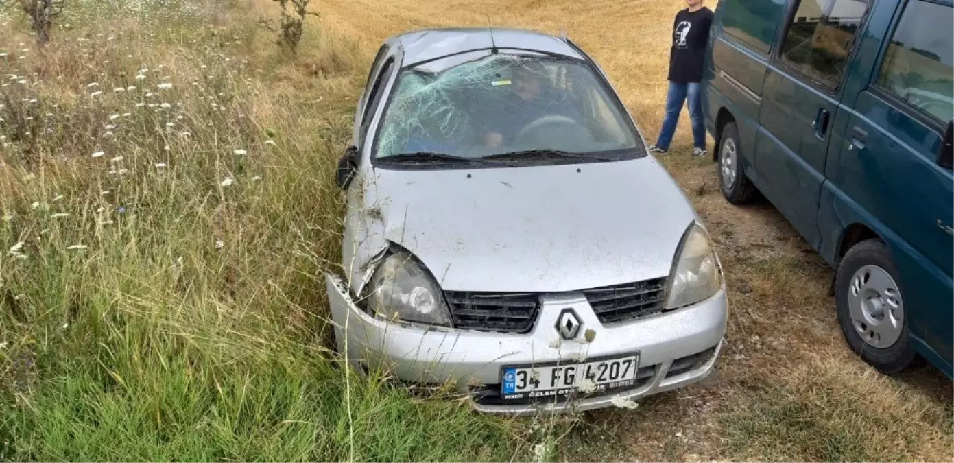 Islak zeminde virajı alamayan otomobil tarlaya uçtu: 5 yaralı