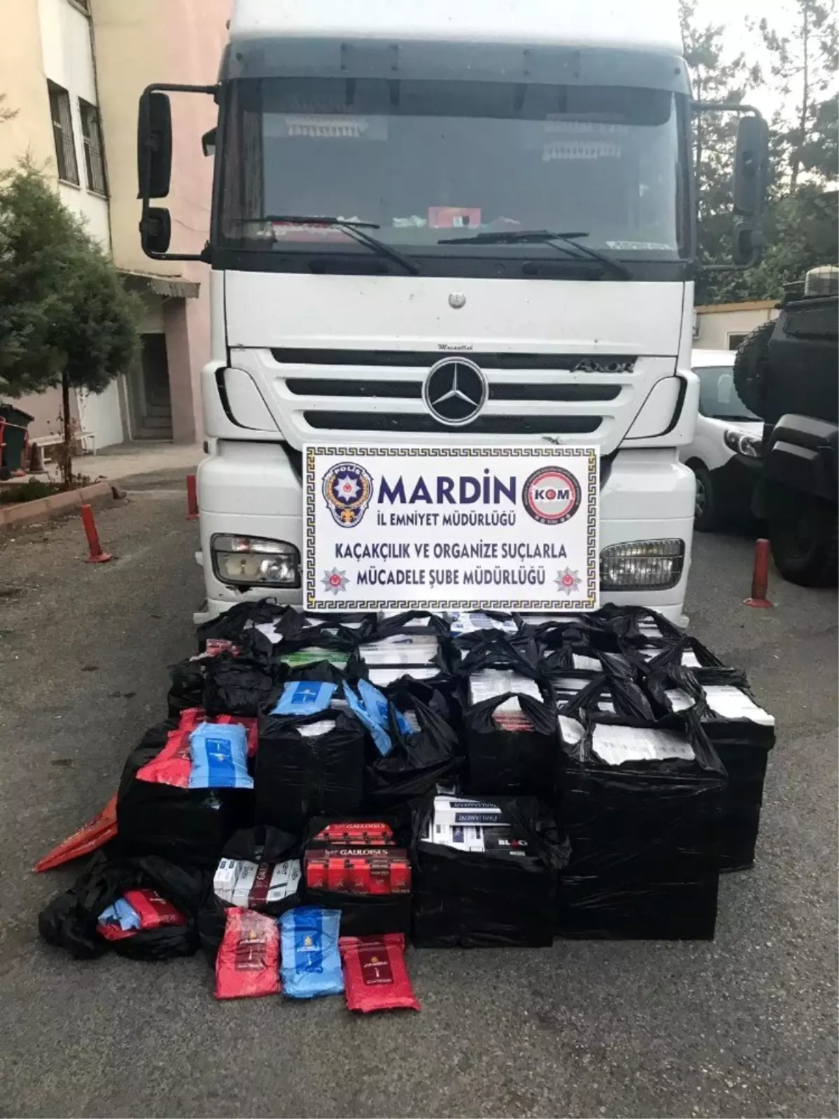 Kamyondaki gizli bölmeden binlerce paket kaçak sigara çıktı