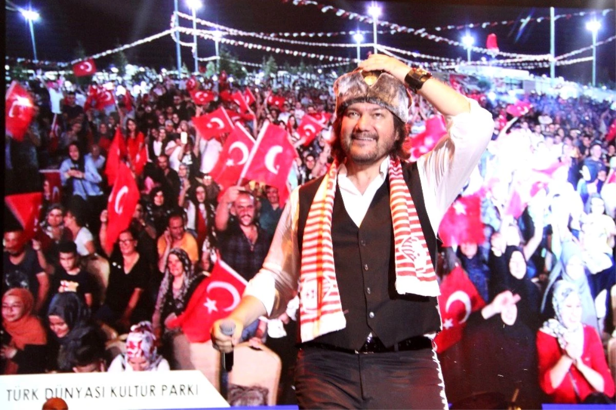Karaman\'da Ahmet Şafak hayranlarına unutulmaz bir gece yaşattı