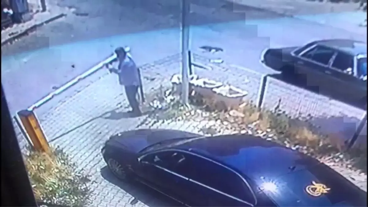 Karaman\'da bir sürücü apartmana ait parkın bariyer kolunu söktü