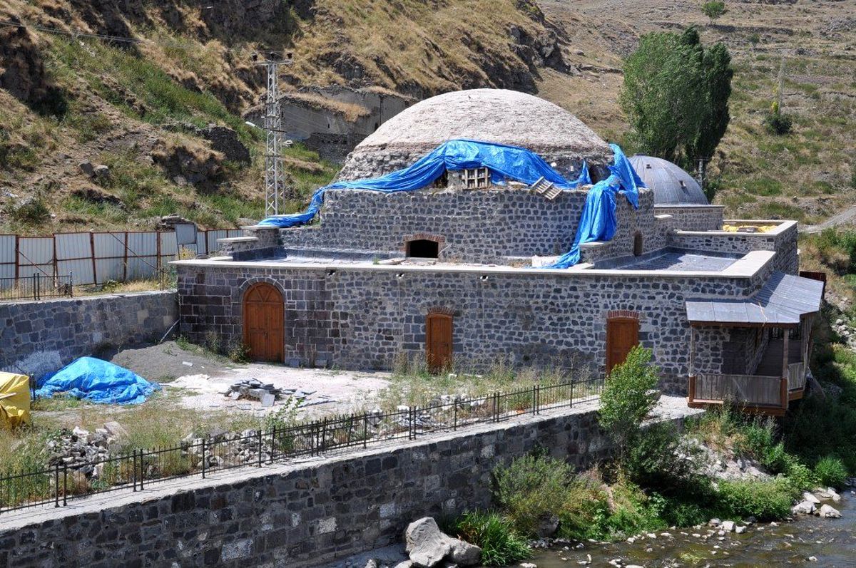 Kars\'ta tarihi hamamların yapımı yarım kaldı