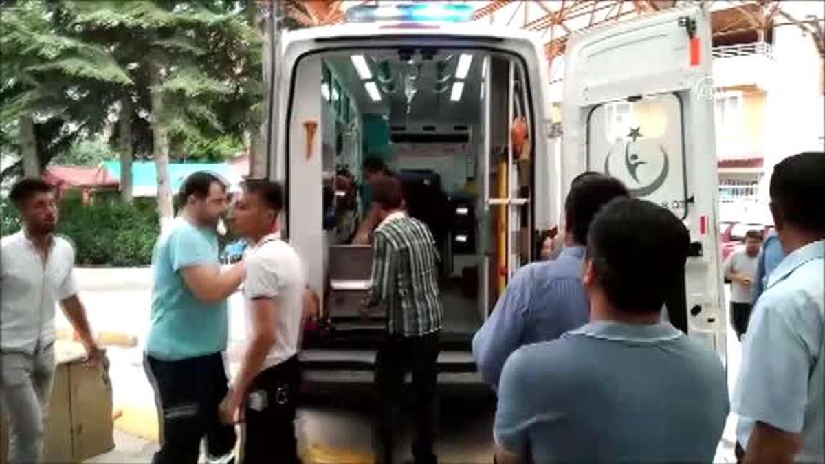 Kazazedeyi ziyarete gidenlerin bulunduğu otomobil devrildi: 4 yaralı