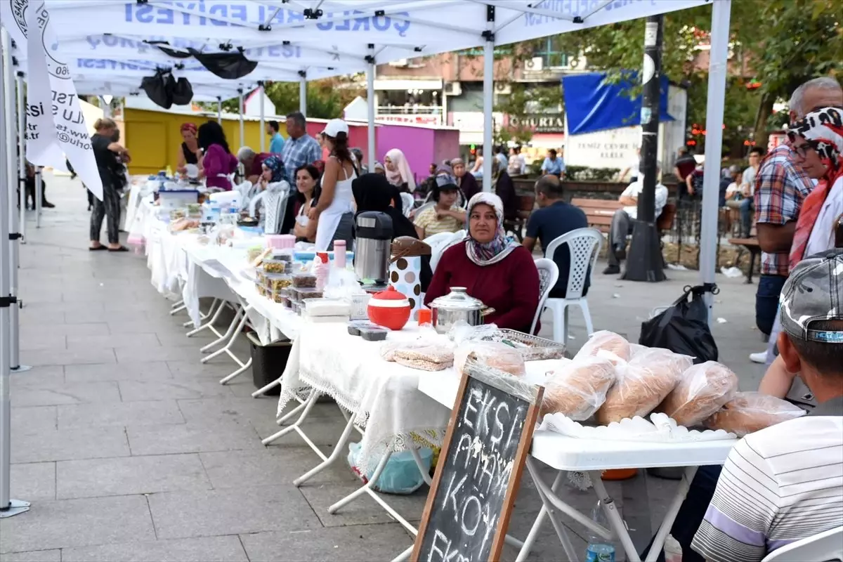 Kermeste sattıkları ürünlerle aile bütçesine destek oluyor