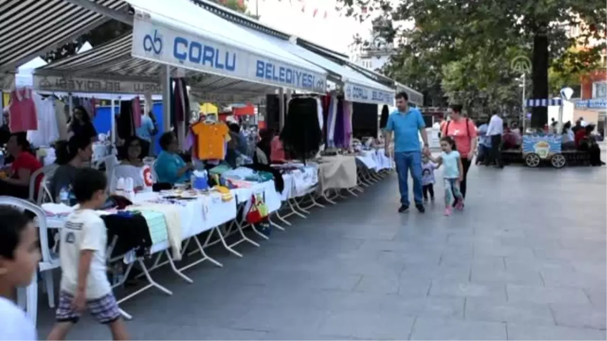 Kermeste sattıkları ürünlerle aile bütçesine destek oluyor