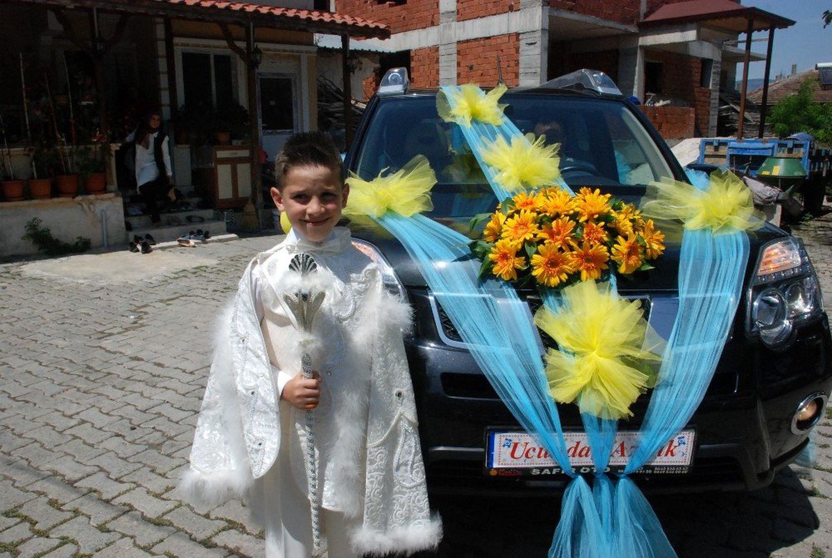 Makam aracı şehit oğlunun sünneti için süslendi