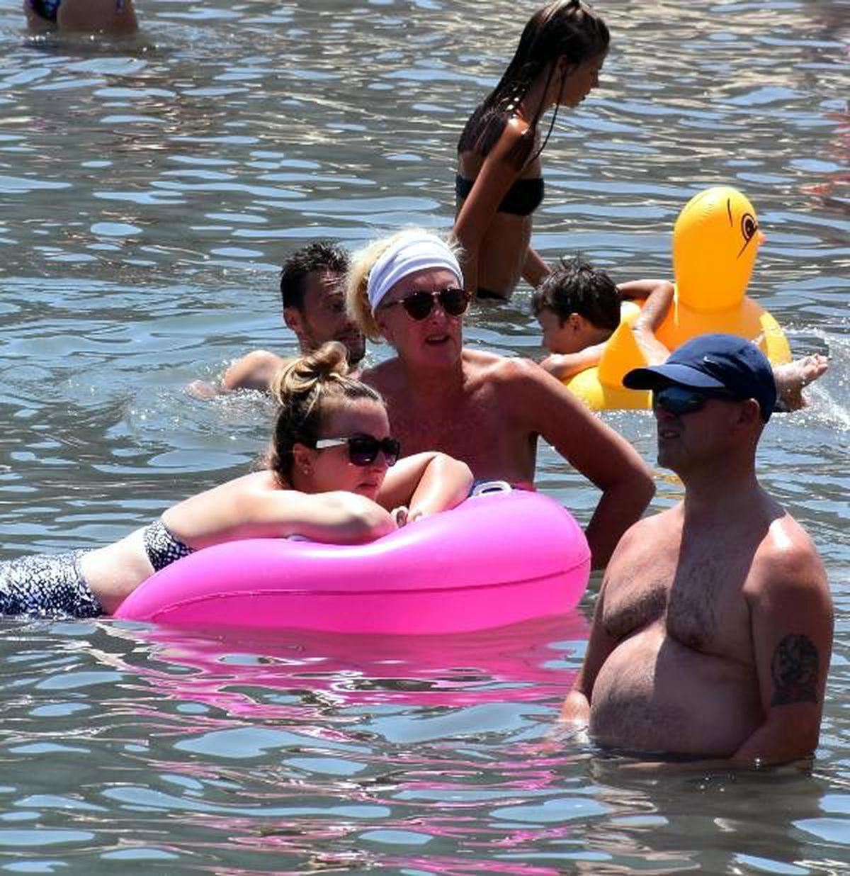 Marmaris\'te sokaklar boşaldı, plajlar doldu