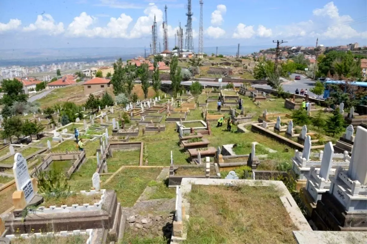 Melikgazi\'de Mezarlıklar Bayram Ziyaretine Hazırlanıyor