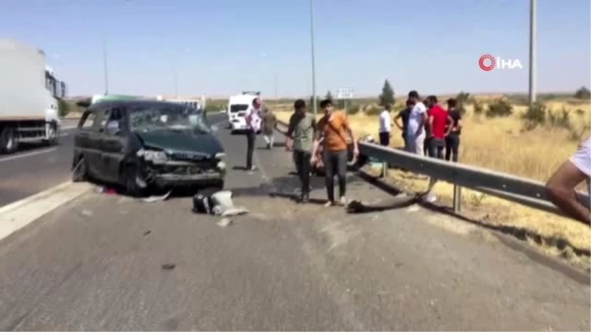 Mültecileri taşıyan araç devrildi: 10 yaralı