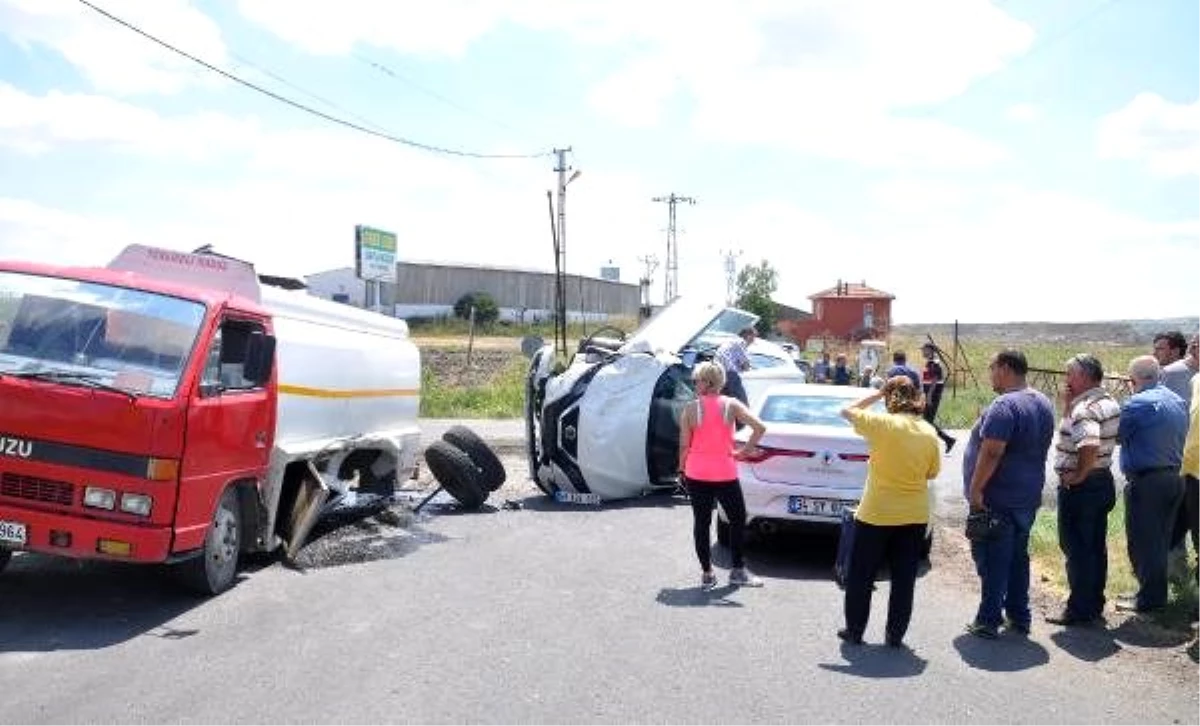 Otomobil, park halindeki otomobilin üstüne devrildi: 2 yaralı