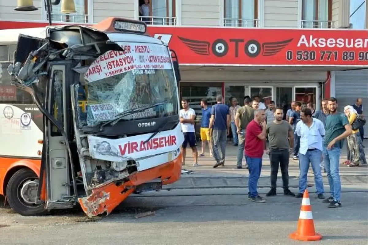 Özel halk otobüsü ile işçi otobüsü çarpıştı: 12 yaralı