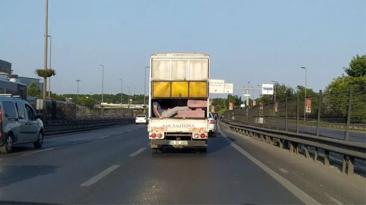 (Özel) Kamyonet kasasında tehlikeli yolculuk kamerada