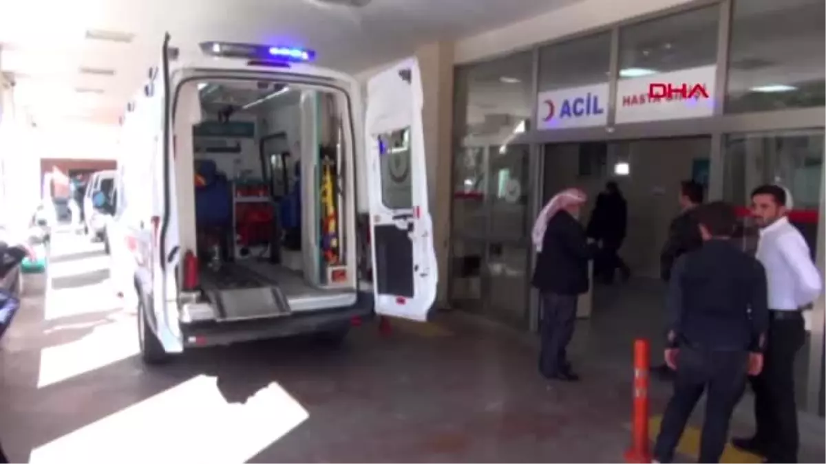 ŞANLIURFA Suriyelileri taşıyan minibüs kaza yaptı: 13 yaralı