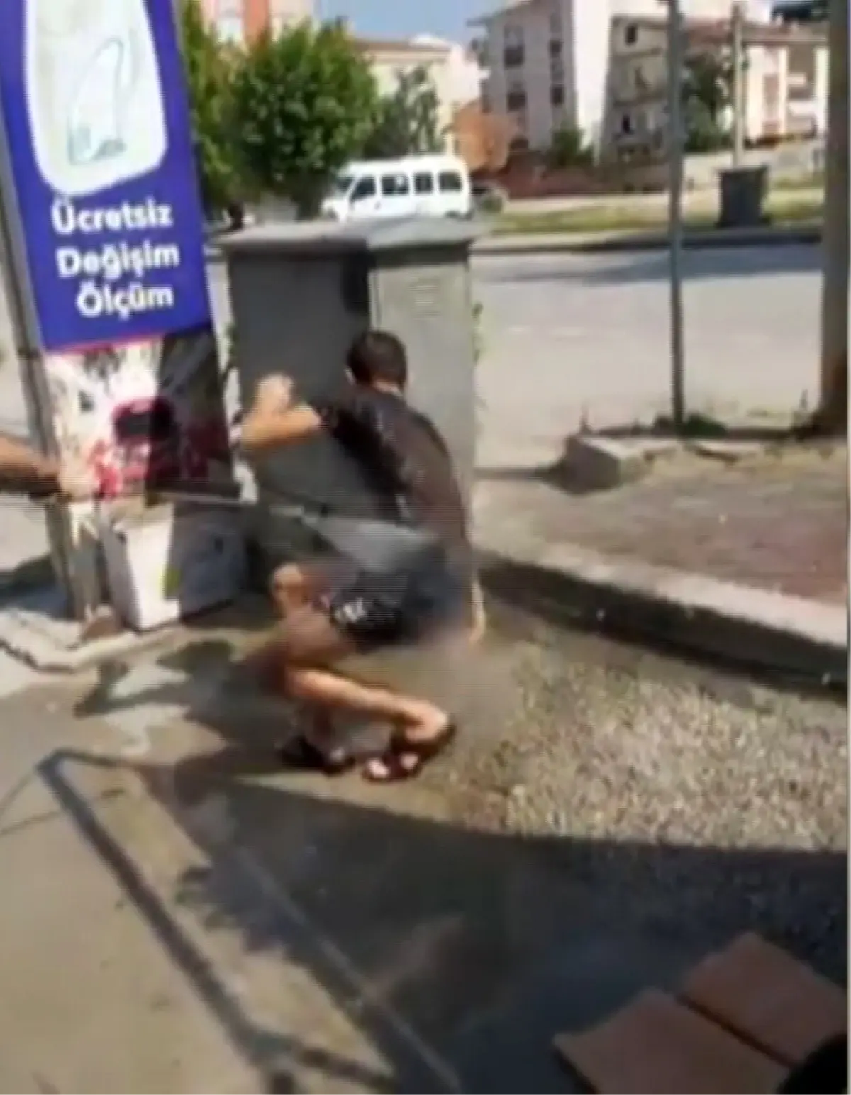 Sıcak havada bunalınca soluğu oto yıkamacıda aldı