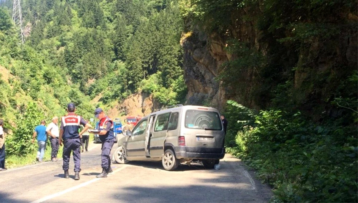 Trabzon\'da trafik kazası: 1 ölü, 3 yaralı