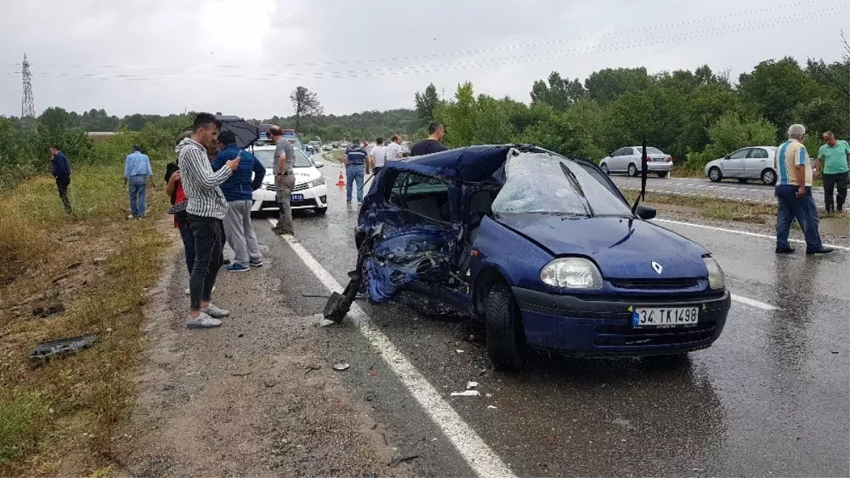 Trafik kazasında yardım için duran minibüse çarptı: 1 ölü, 6 yaralı