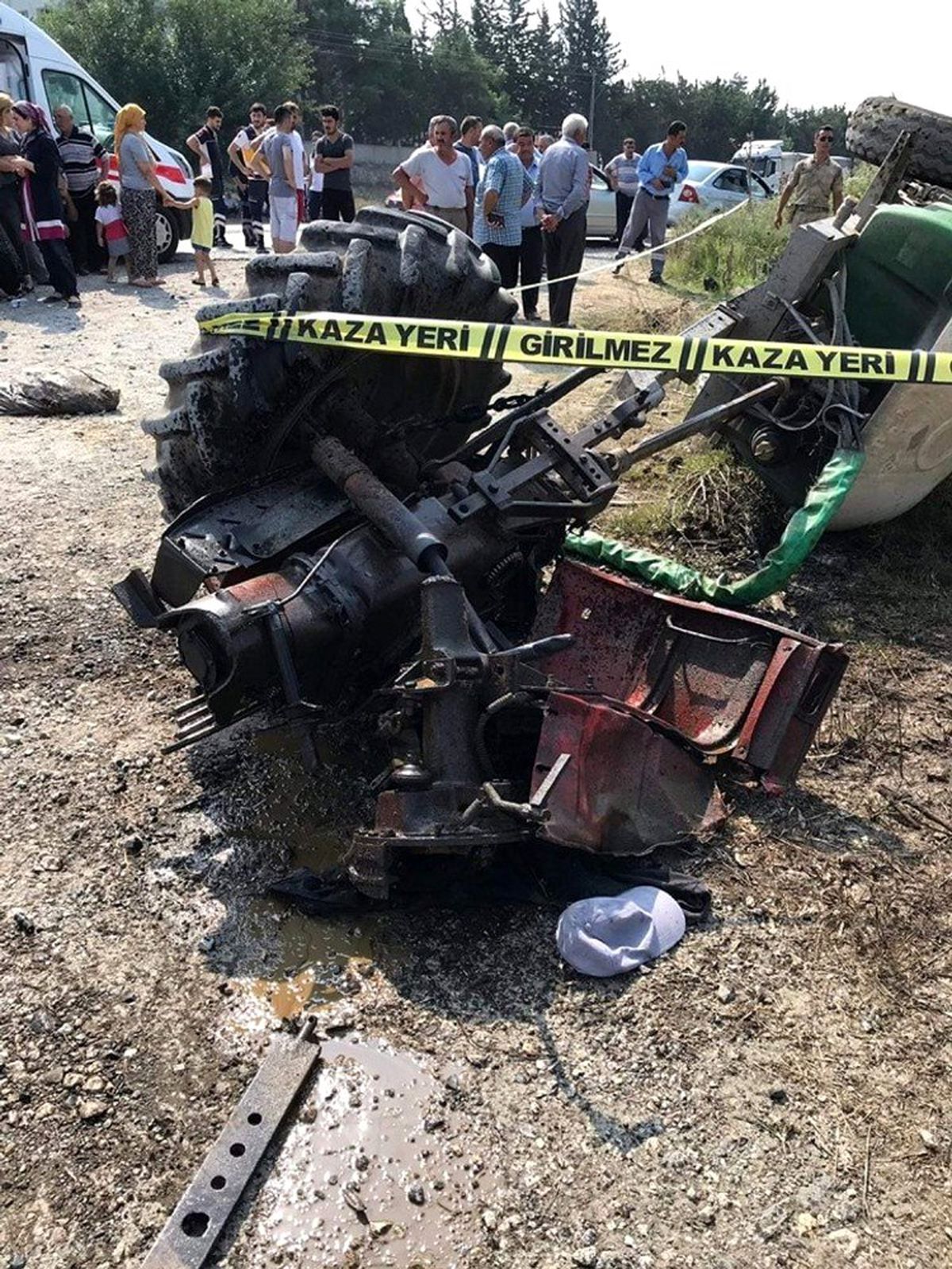 Tren traktörü ikiye böldü, sürücü öldü