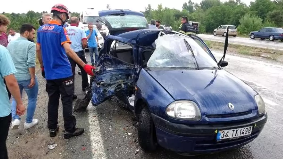 Yaralılara yardım için durunca minibüsüne otomobil çarptı: 1 ölü, 2 yaralı