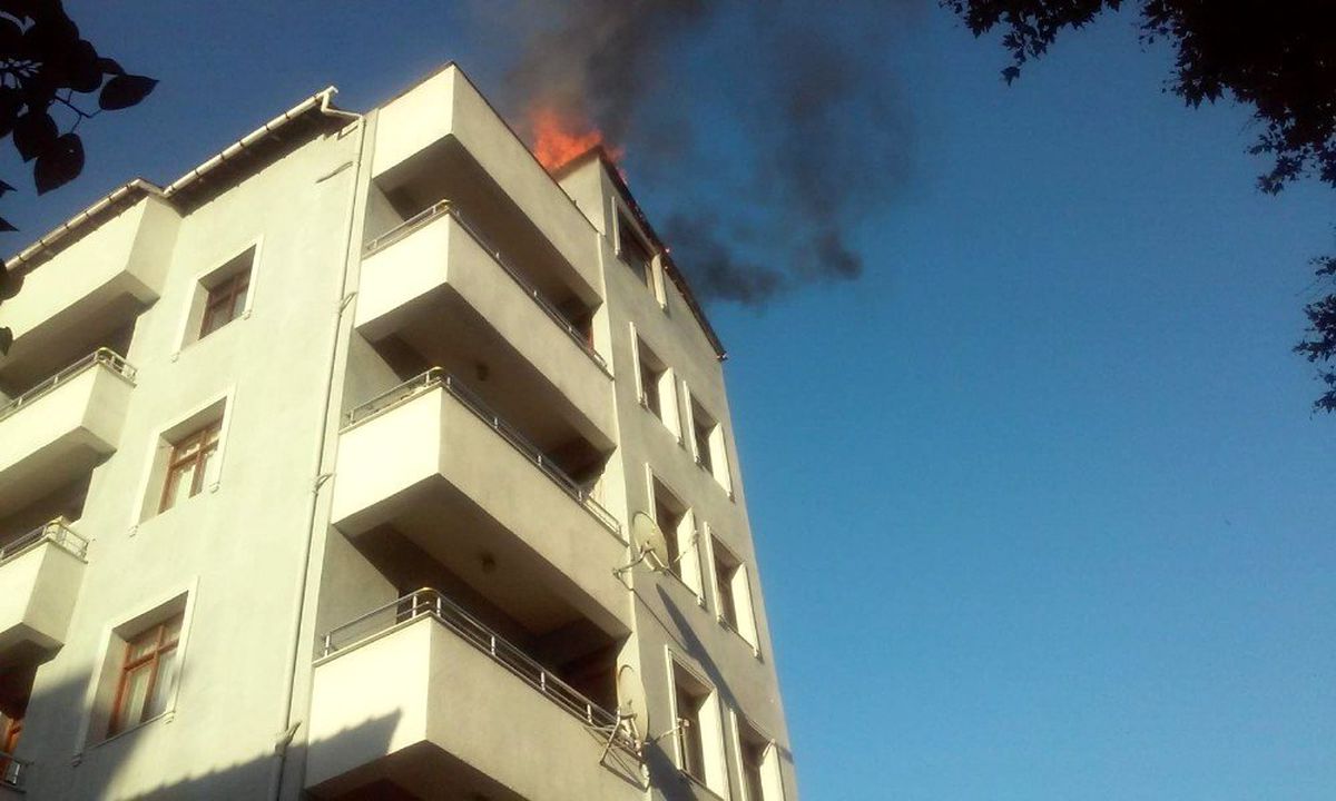 6 Katlı binanın çatısı alev alev yandı