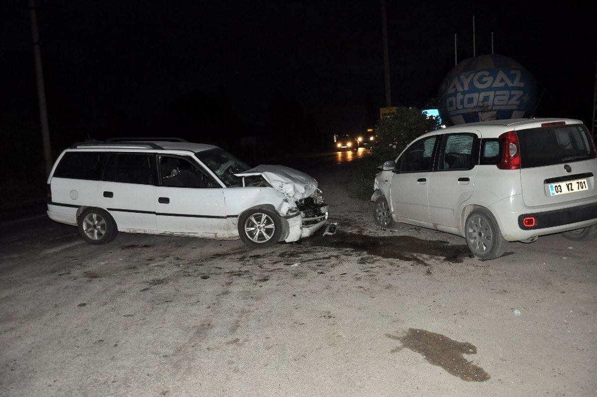 Afyonkarahisar\'da trafik kazası: 6 yaralı