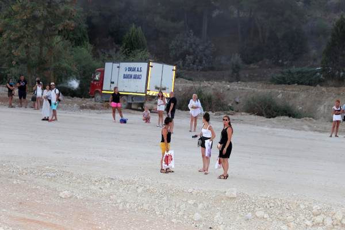 Alev alan tur otobüsünü, şans eseri bölgeden geçen arazöz söndürdü